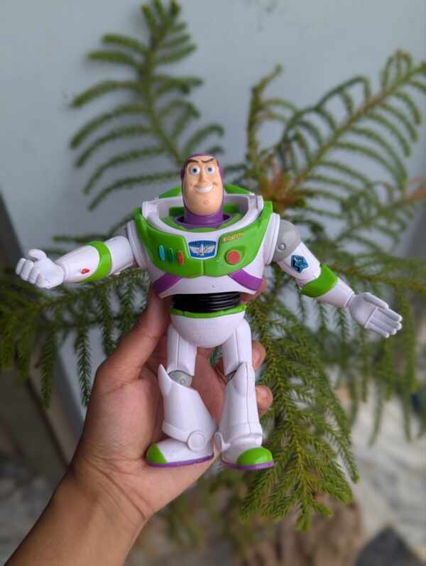 Buzz light-year , adjustable body
