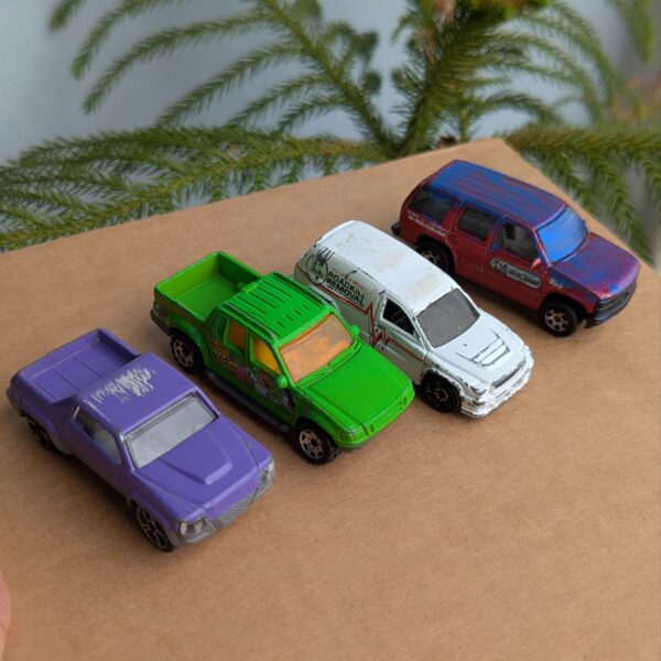 Pack of 4 metal cars